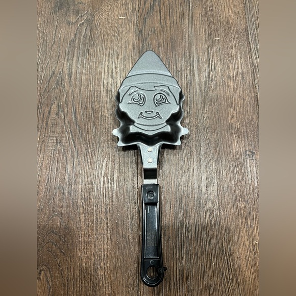 Elf on the Shelf mini pancake pan by Frankford Candy company. - Picture 2 of 4